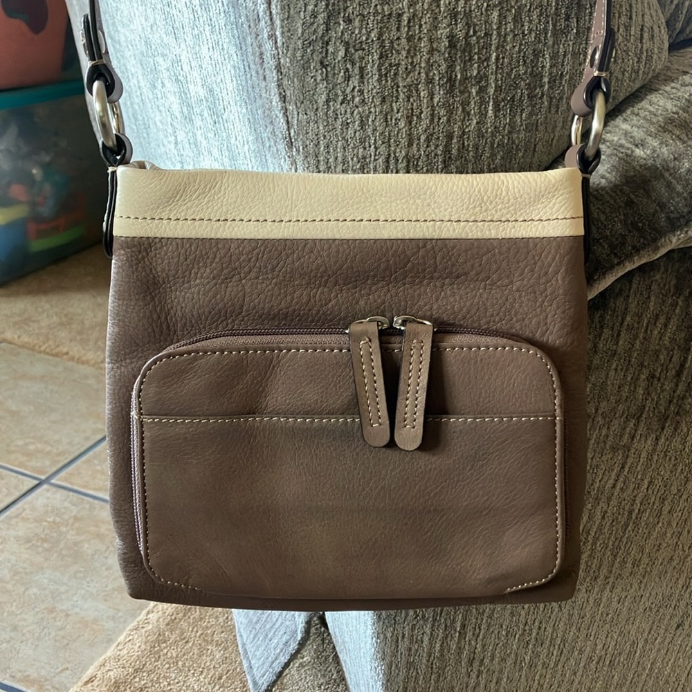 B MAKOWSKY CROSS BODY WITH ENCLOSED WALLET
CLAY AND CREAM COLOR
EX CONDITION - Picture 2 of 11
